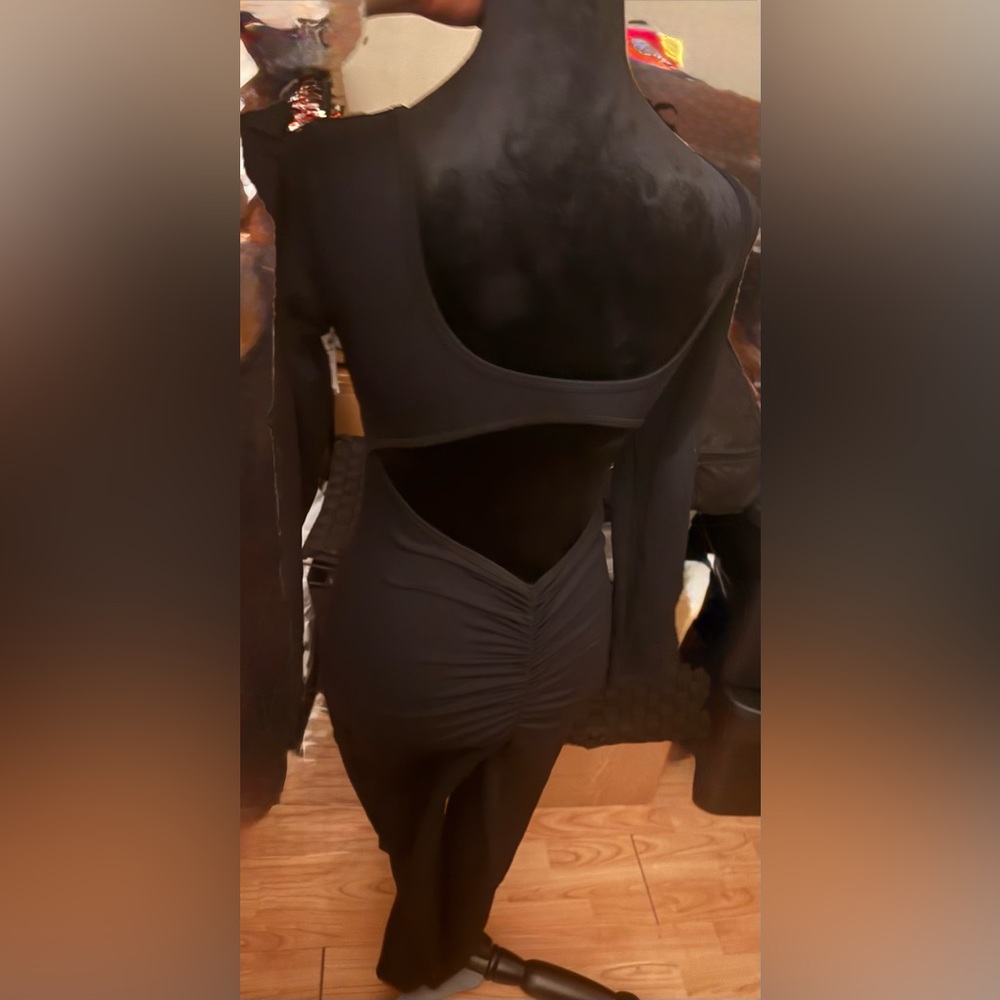 Jenni from Macyβs Black Long Sleeve Jumpsuit with back out & Padding πΌ - Picture 5 of 12